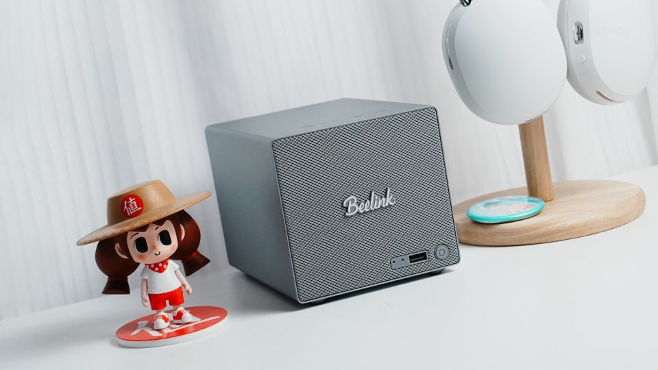 零刻与飞牛联名：零刻 ME Pro开箱体验，NAS中的艺术品