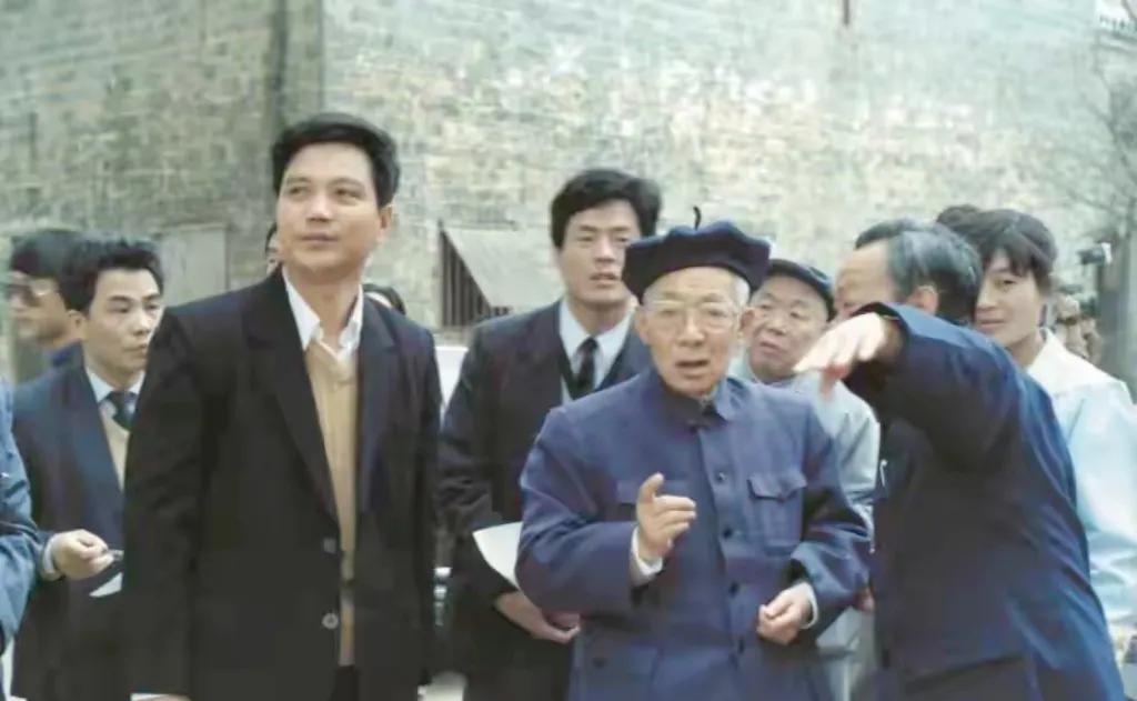 1990年5月，已经退居二线的陈丕显同志（前左二）在江西省赣州地区专员张云川同志