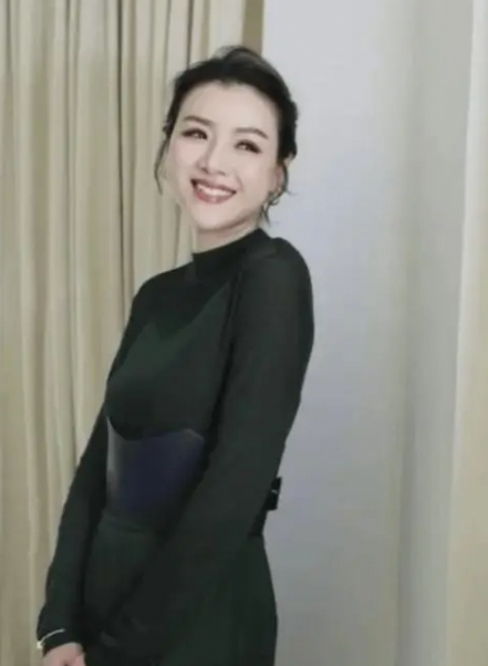 陈茵媺陈豪现身综艺，陈茵媺着装身形遭指有师奶味
