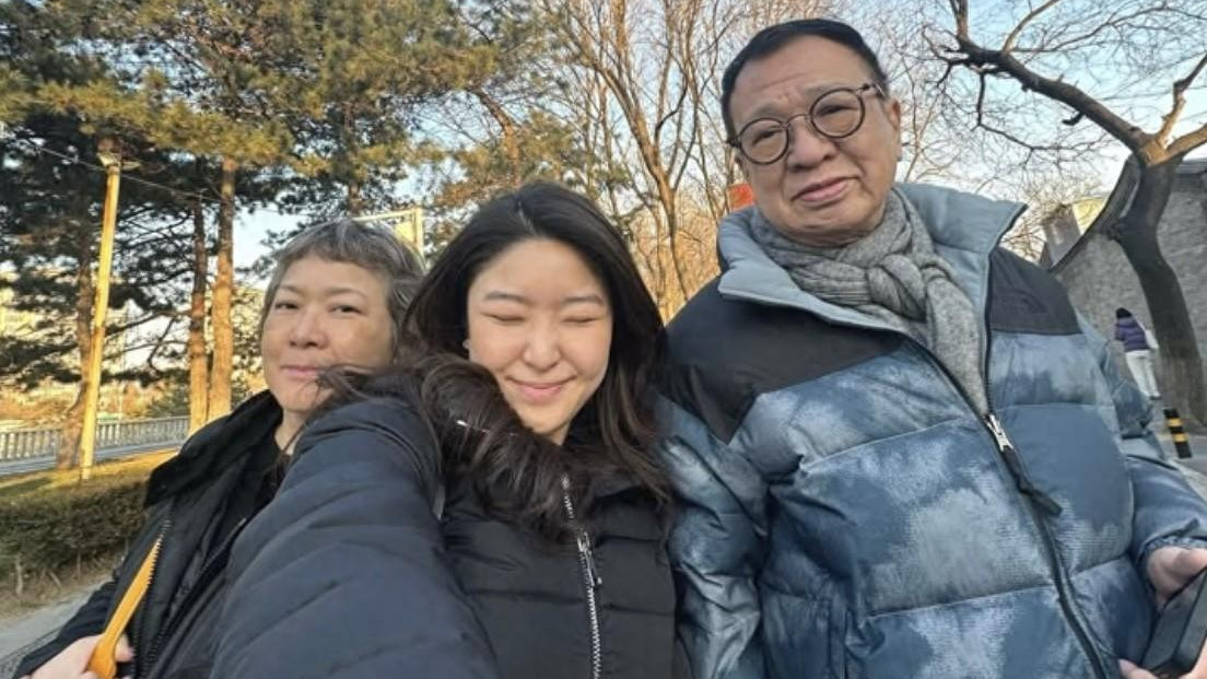 76岁港星许绍雄携妻女游北京，故宫胡同留下温馨全家福