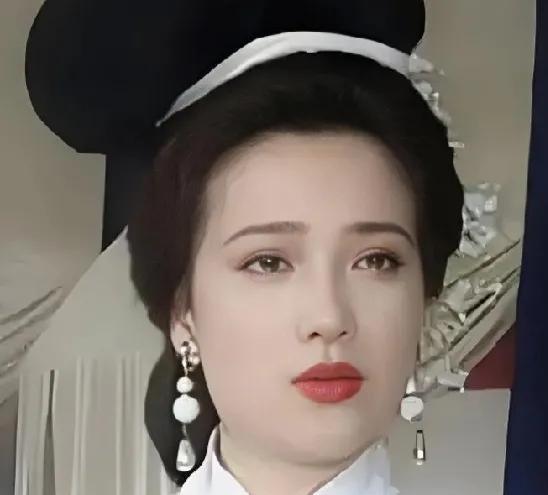 朱琳与何晴，谁才是古装第一美女？
何晴，因为何晴可塑能力更强。
朱琳脸相端庄典雅