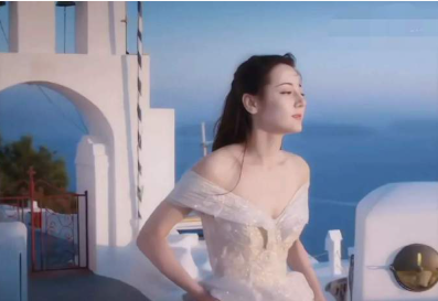 当被问及为何一个人拍婚纱照时，她的回答简单而有力：“因为自己想做这个神圣的事情。