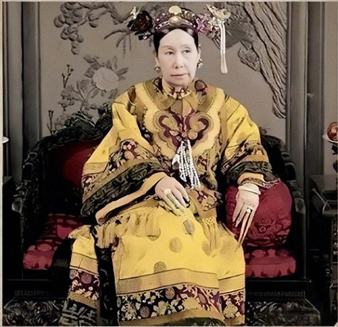 慈禧出恭的过程是很讲究的。这需要太监与宫女紧密配合。
只要慈禧想出恭，就会对身边