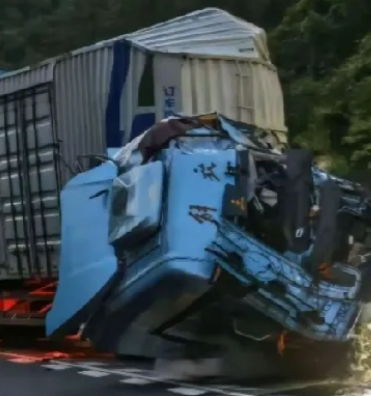 新车第一趟运输就发生重大事故，父子二人不幸遇难，父亲43岁而孩子只有16岁让人惋