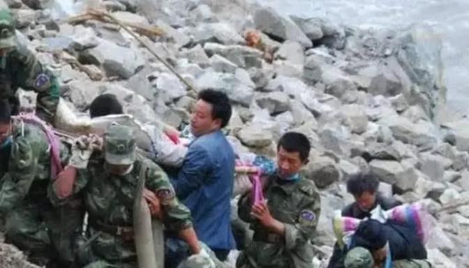 08年汶川地震时，15名空降兵战士于五千米高空盲跳。下降途中，大校李振波发现自己