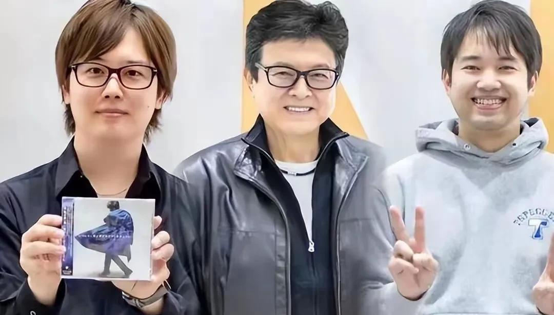 不得不承认，这父子三人都是大帅哥，但两儿子都没老爸帅。
第一大帅哥是老父亲（中间