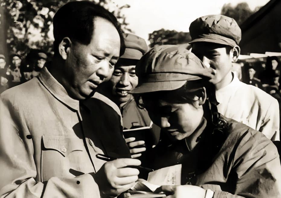要问谁是我中华民族第一“大明星”，非老人家莫属！
现在不少年人轻崇拜娱乐明星崇拜