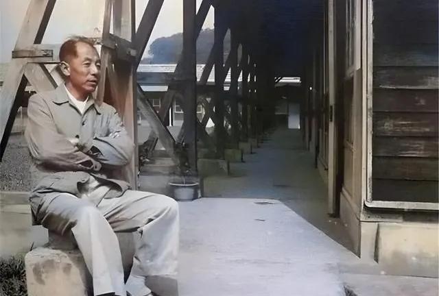 这是张学良真实的模样，他是我国历史上具有传奇色彩的人物，28岁承继父志，成为享誉