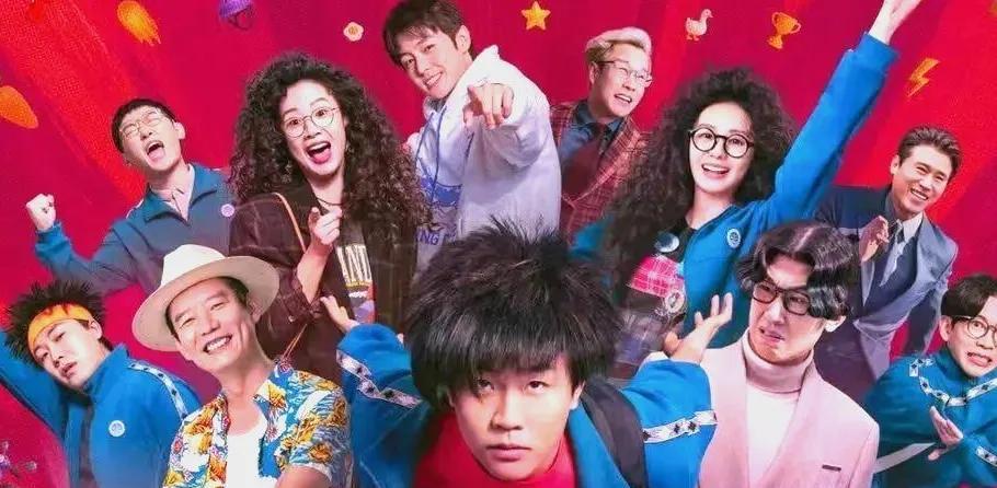 电影《奇遇》的双穿创新结构主要体现在：
影片构建了43岁的社畜黄遇奇和18岁的自