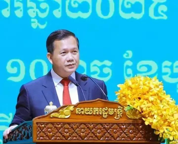 柬埔寨首相洪玛奈对美国直接“跪”了，认输啦。据报道，柬埔寨决定立即将19类美国产