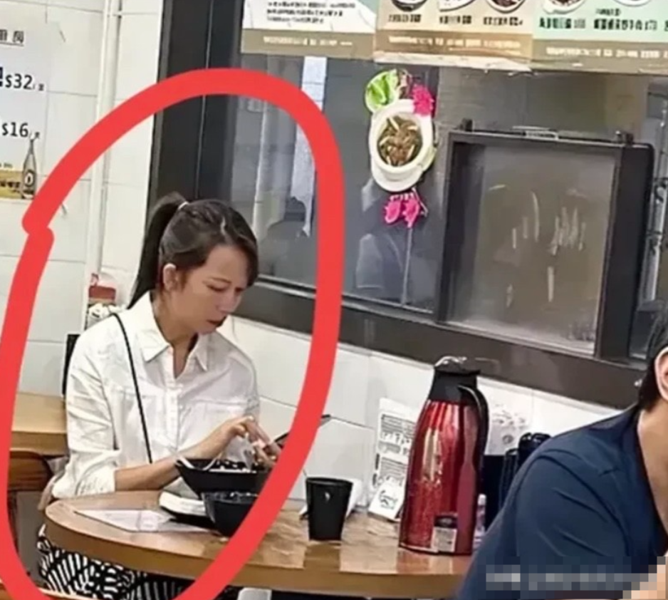平时电视上看着那么精致好看的一位演员，现实生活中好普通一个。这样低调不张扬的样子