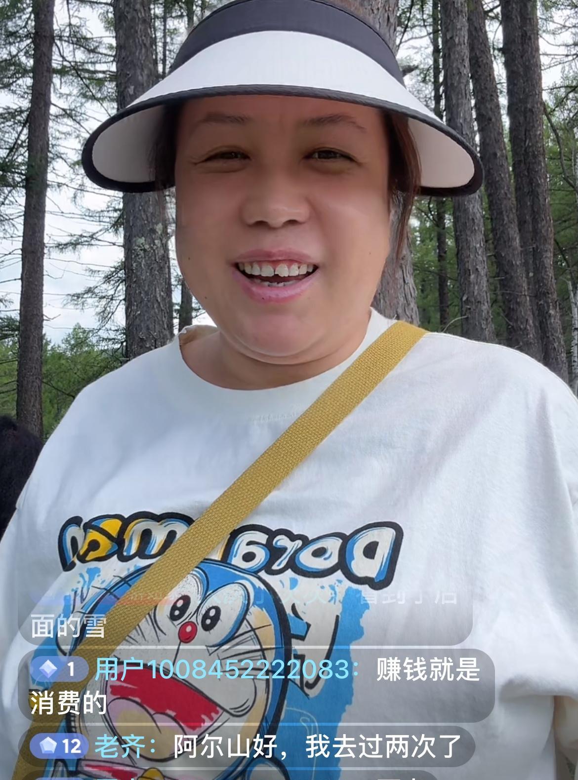 8月9日，胖妞出现在直播间，胖妞带着爸爸妈妈自驾游内蒙古了，胖妞说：住民宿不贵，