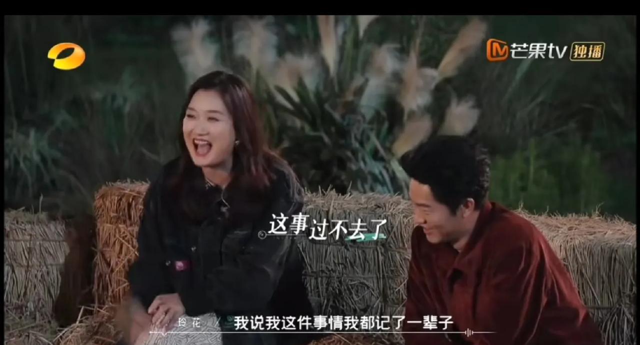 玲花以前在节目里吐槽曾毅：“我一天工资才200块，迟到一次就被他扣500块”
二