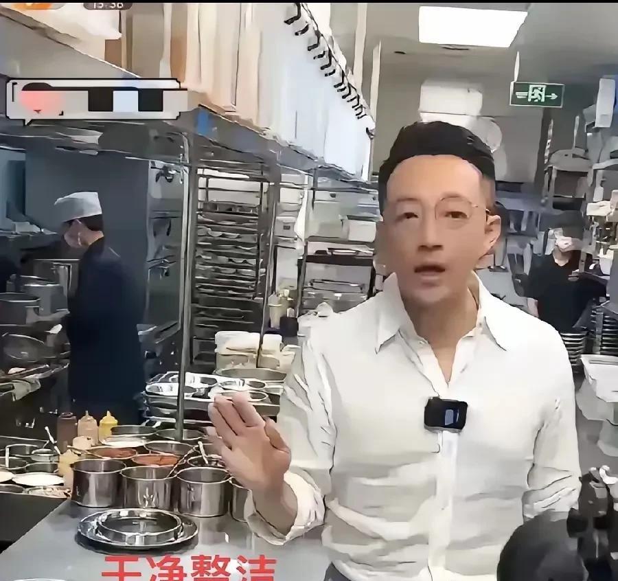 麻六记做的最对的事情就是将直播带进厨房。
我们出去吃饭要求的是干净美味。
厨房干