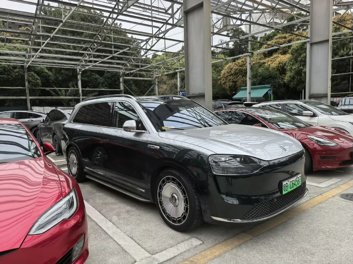 一辆很有想法的问界M9
这个拼色和轮毂改装
还是更好看了呢，霸气侧漏十足！