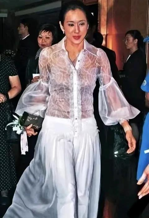 朱玲玲悼念前婆婆











想不到！朱玲玲一个人去悼念前婆婆，罗康瑞
