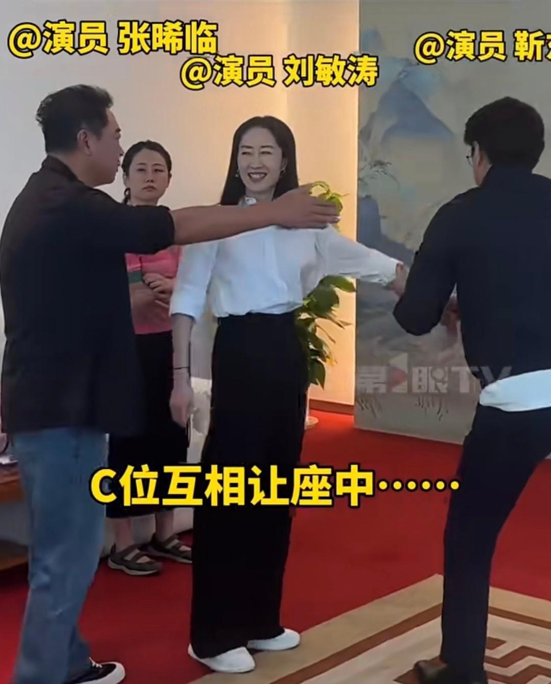 发现演员靳东特别尊敬刘敏涛这个“大姐”，从《伪装者》到现在他一直这样。看视频中为