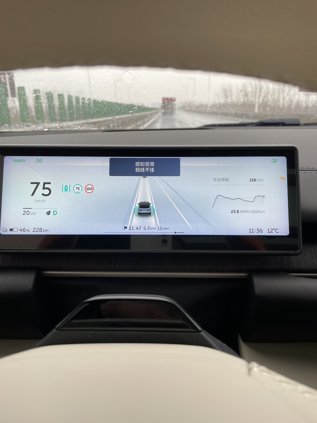 纯视觉方案的辅助驾驶感觉不可靠啊
上高速就打开了辅助驾驶，一会车机就发出提示，感