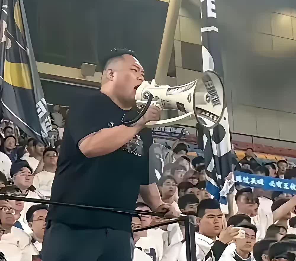 现在最坐立难安的，估计就是那位天津球迷了。

他哪是后悔骂了人，分明是心疼自