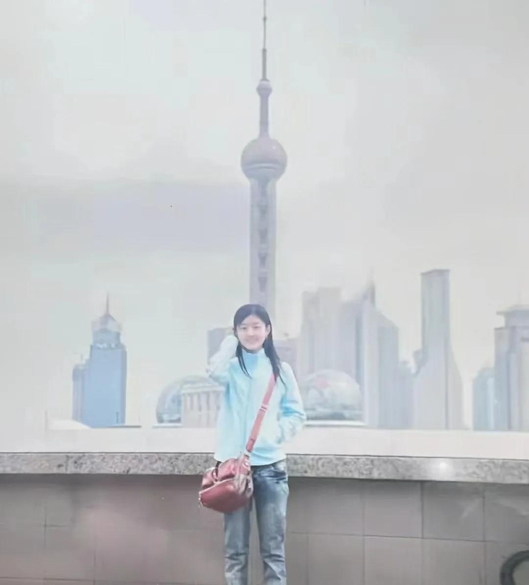多年前，赵丽颖在上海留下的一张游客照。
青涩又美好，镜头下的她身穿蓝色上衣搭配牛