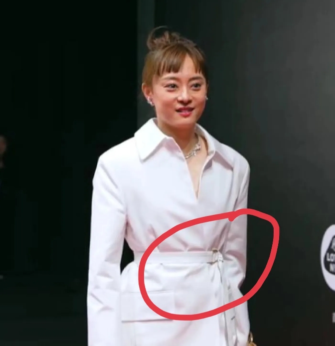 终于知道孙俪这几年颜值下滑的原因了，不是她生病了，也不是她自己的审美问题，而是孙