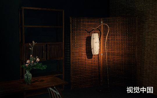 她为丈夫操办新婚，礼成后消失。多年后，我见她另嫁良人，儿女双全。