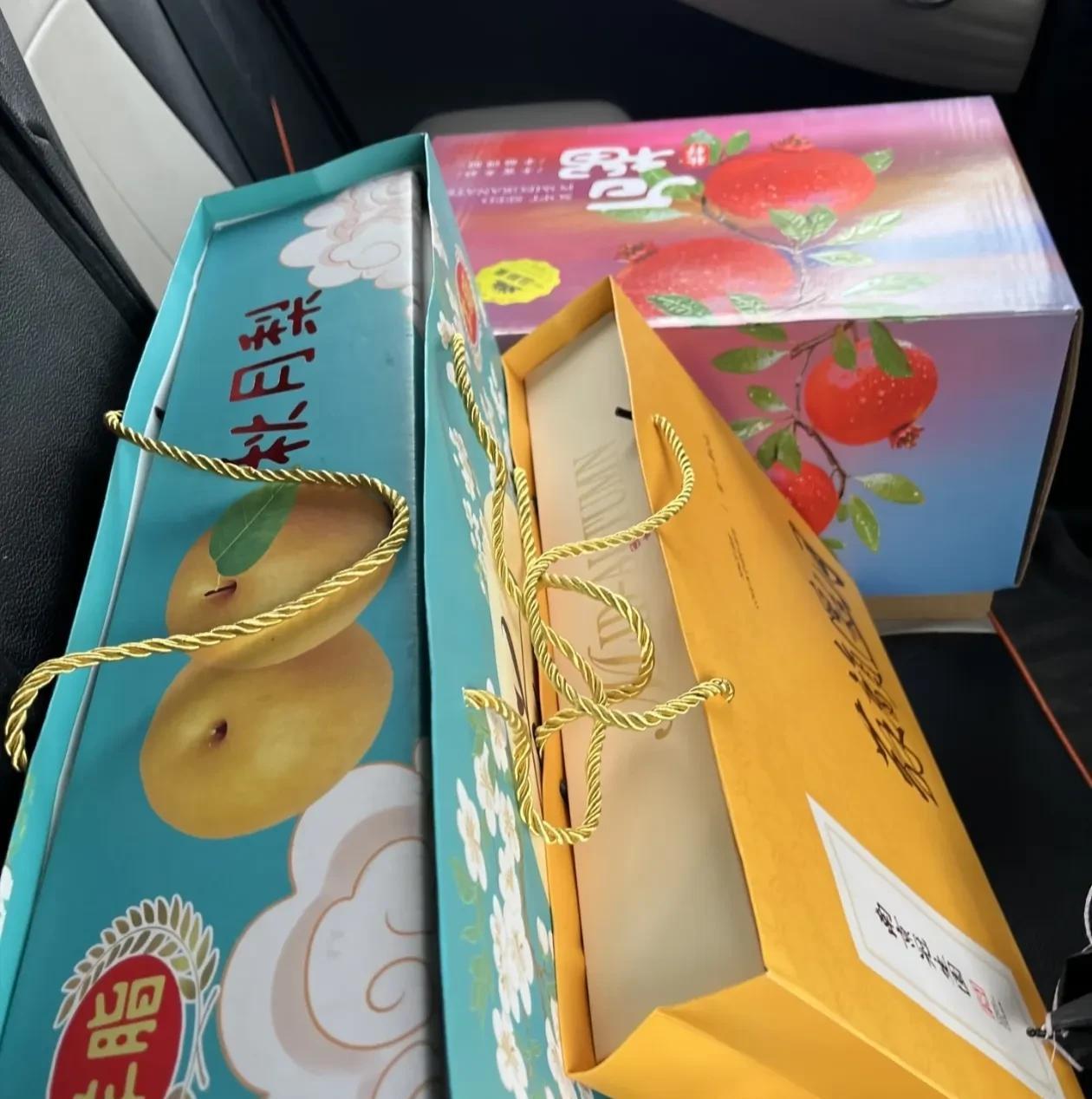 买了一箱秋月梨送给老舅，结果他打电话跟我婆婆说我们不懂事，竟然送梨子给他，婆婆又