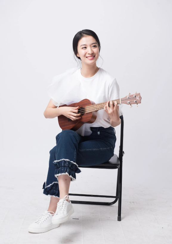 王楚然，172cm，元气少女弹奏尤克里里，清新可爱。