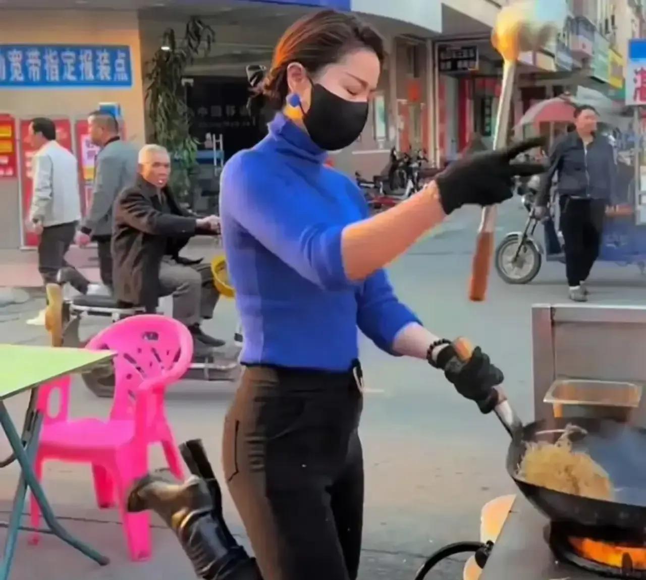 广东icon炒粉姐开的店铺倒闭了，重新回去摆摊，但人气一落千丈！原来，炒粉姐本来