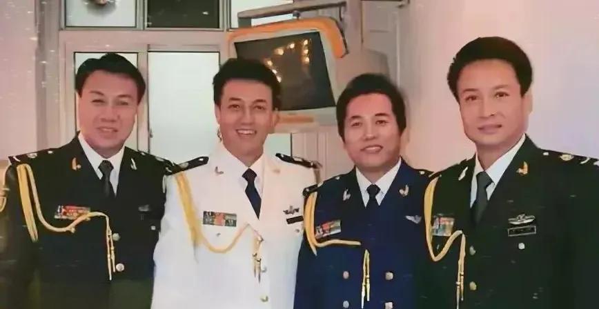 四位大众喜爱的男歌唱家，你能记得他们的名字和各自的经典歌曲吗？