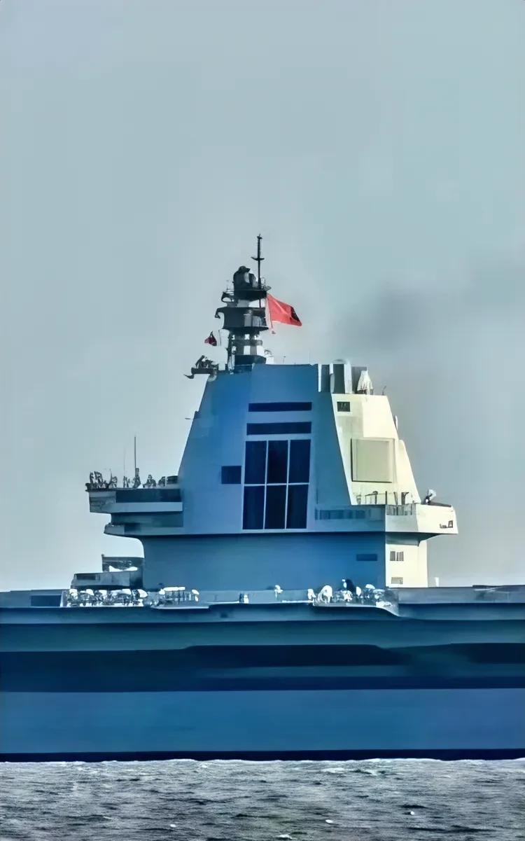 福建舰的舰岛大变样？看到第一眼吓一大跳，这变化也太大了，大到雷达天线都没了！转眼