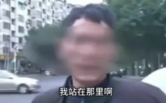 “因为救了一个人，把我自己给害了！”
听到女邻居被骚扰，小伙见义勇为将她救下，却