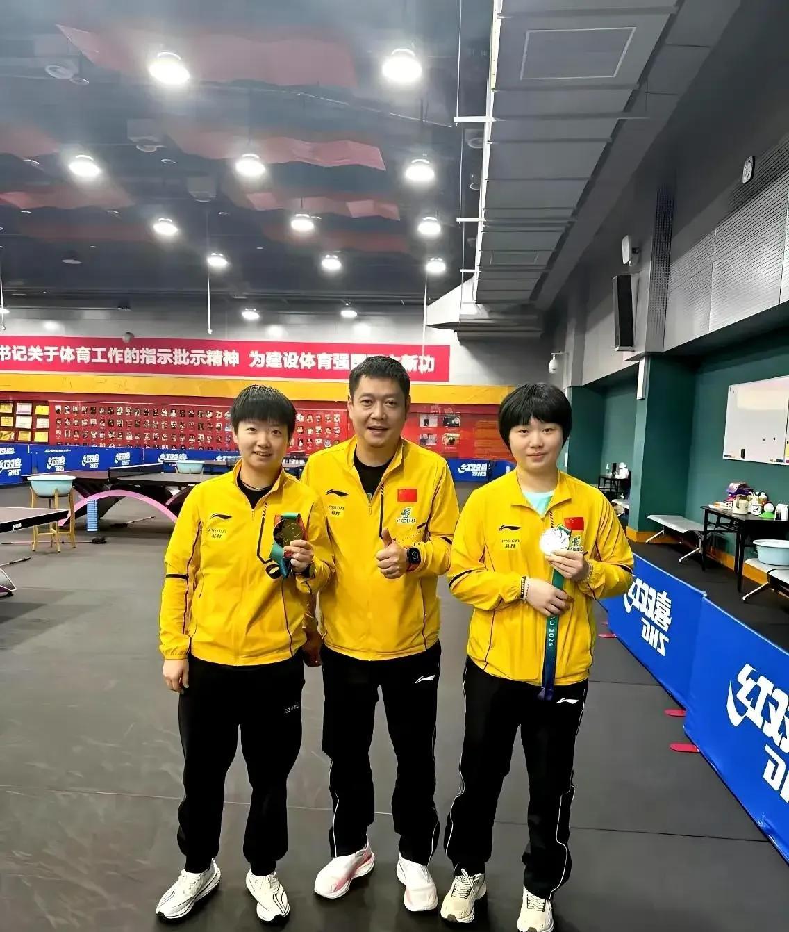邱贻可教练同时指导蒯曼、孙颖莎，要做到一碗水端平，真的很不容易。
给我们的印象就