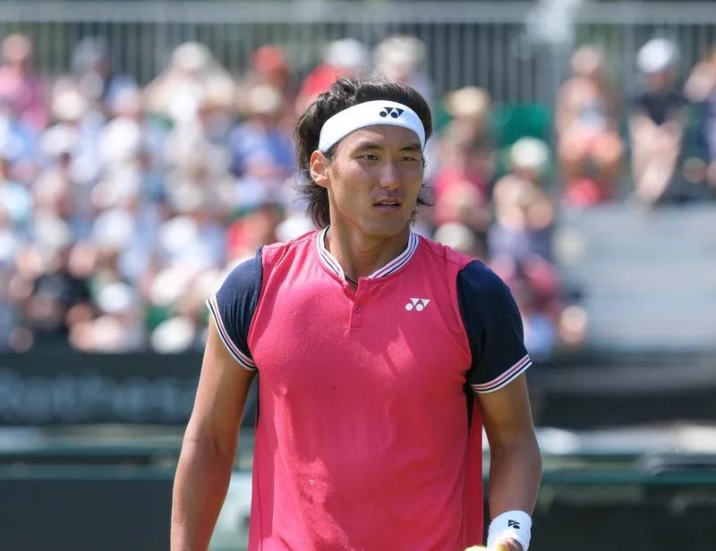布云朝克特今天20日ATP250温斯顿塞勒姆站晋级男单16强。
8月20日上午，