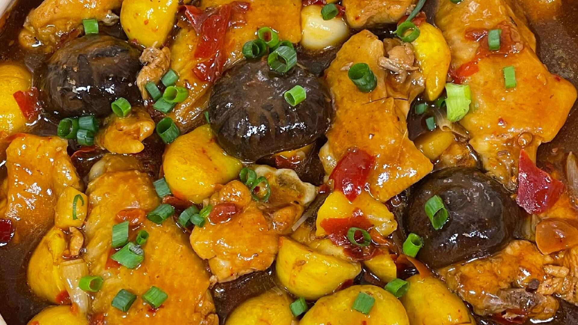 秋日治愈系家常菜：香菇栗子鸡，新手也能秒上手！