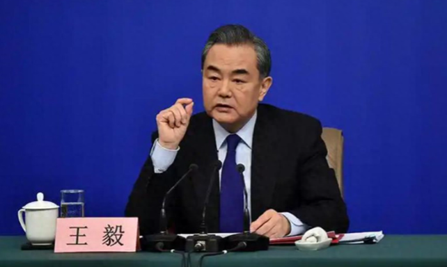 反投降战开始，王毅开始飙英语，2个简单英文单词，美国人听得懂

最近，在美方发出