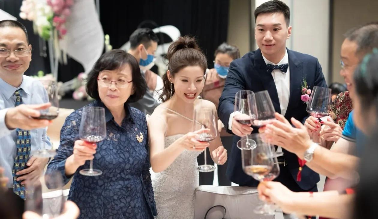 #上联：一柱香烟怀旧梦
下联：#数杯美酒贺新婚。[大笑][大笑][大笑]