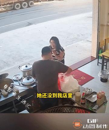 看到这对有情人，我蓦然间又相信缘分这回事了……
一家店铺老板在营业时，时隔16年