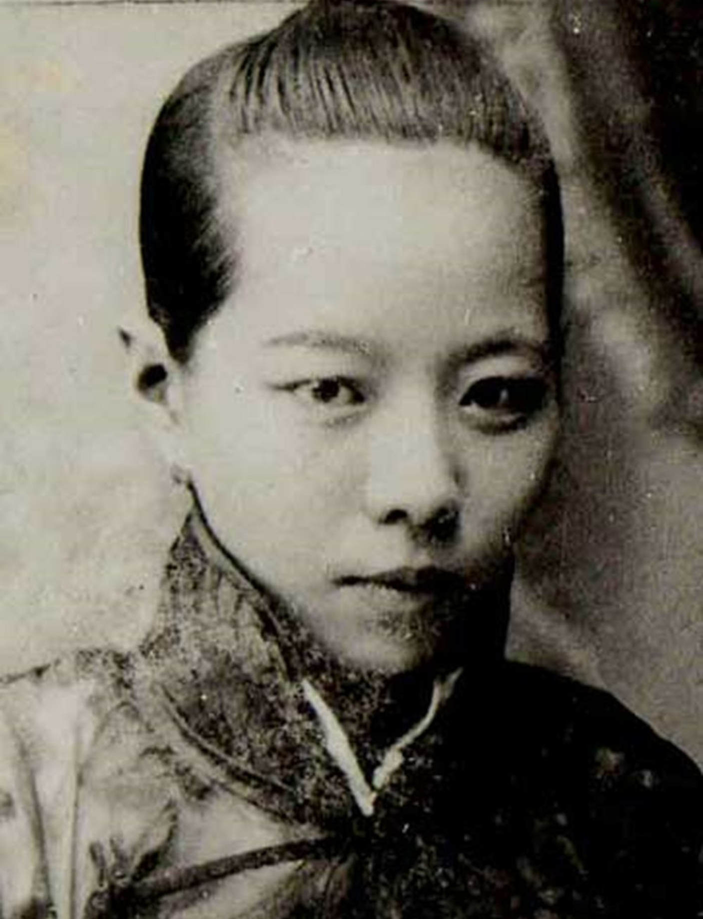 1904年，22岁的蔡锷迎娶29岁的刘长姑，怎料花轿临门，新娘誓死不嫁。蔡锷下不