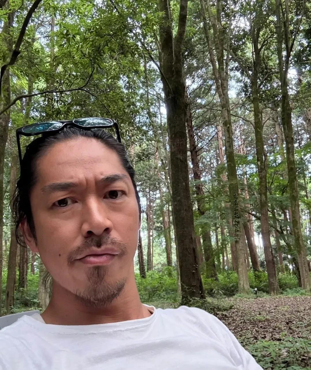 天啦，林志玲老公才44岁，怎么看着像饱受风霜，不修边幅60岁的大爷。看他那犀利的