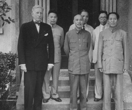 在重庆开会时，蒋介石提出让毛泽东担任省长。毛泽东平静地问道：“委员长要我担任哪个
