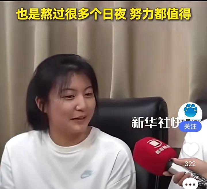 代易瓒灿烂笑脸，学霸无需眼镜，状元未必苦大仇深，撕掉“眼镜学霸”标签，圆脸、双眼