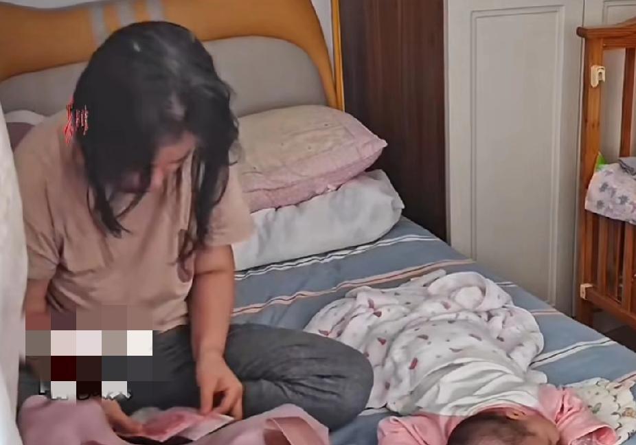 歌颂爱与付出！9月23日，黑龙江一名宝妈发现枕头下竟然有300块钱，查看监控才发