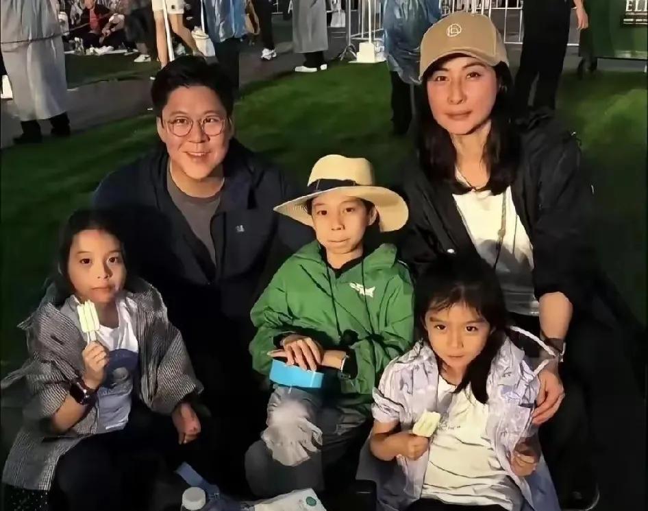 郭晶晶大谈育儿观  太值得现在的年轻父母们学习。
她说孩子生而要养，她和霍启刚比