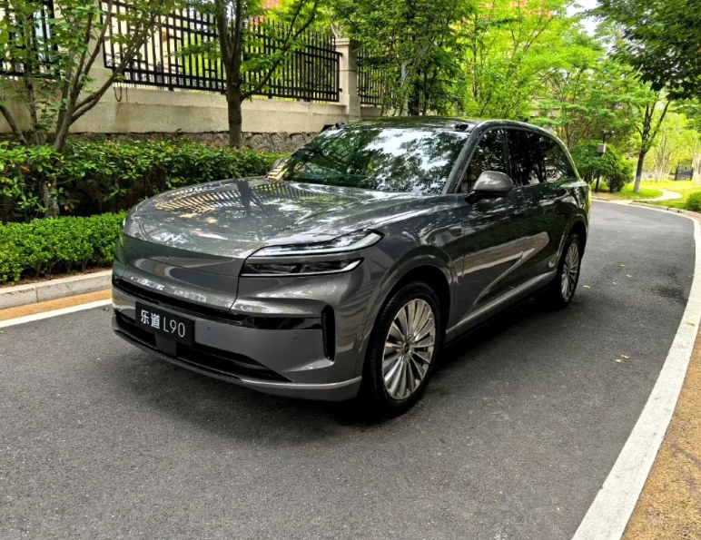 不拉高预期的说，如果你有以下几个需求，建议等等乐道L90：

1、多人出行时行李