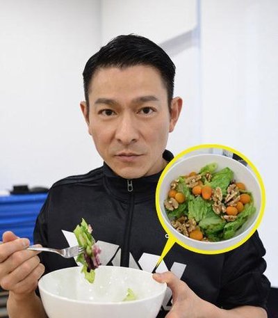 62岁刘德华吃素十年，透露女儿是“胎里素”：看见老婆和女儿都吃素，自己吃肉就很奇