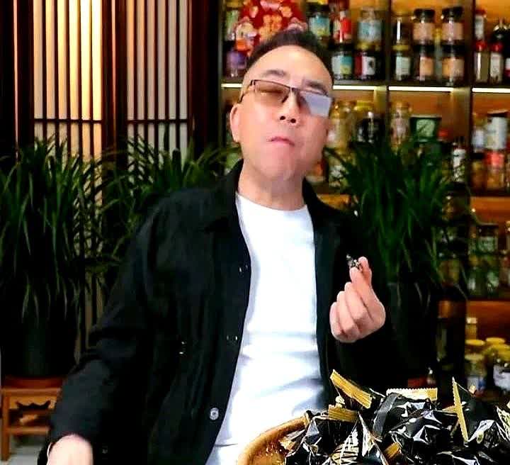 直播间弹幕炸裂那刻，六十岁的老杨手指都在发颤。
五千人实时围观的口诛笔伐里，"