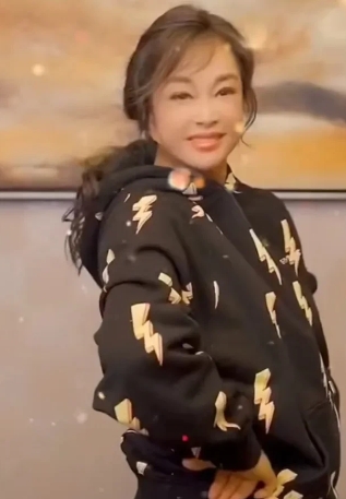 活力满满的刘晓庆值得你爱，一首太阳眨眼睛。比年轻人更值活力