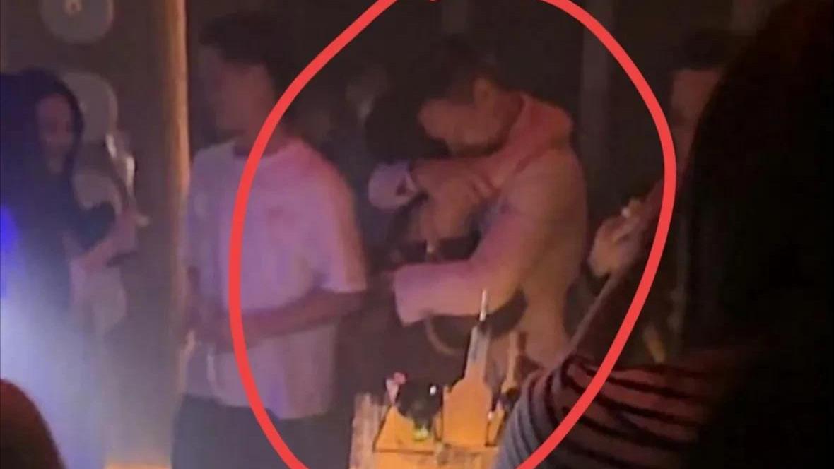 胡杏儿迎危机，老公夜店和美女亲密搂抱！手放的位置有些过分了！