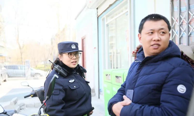 李大爷饱尝了没文化的苦头，外出打工时只能做保安。于是，他铁了心要供儿子读书，好让